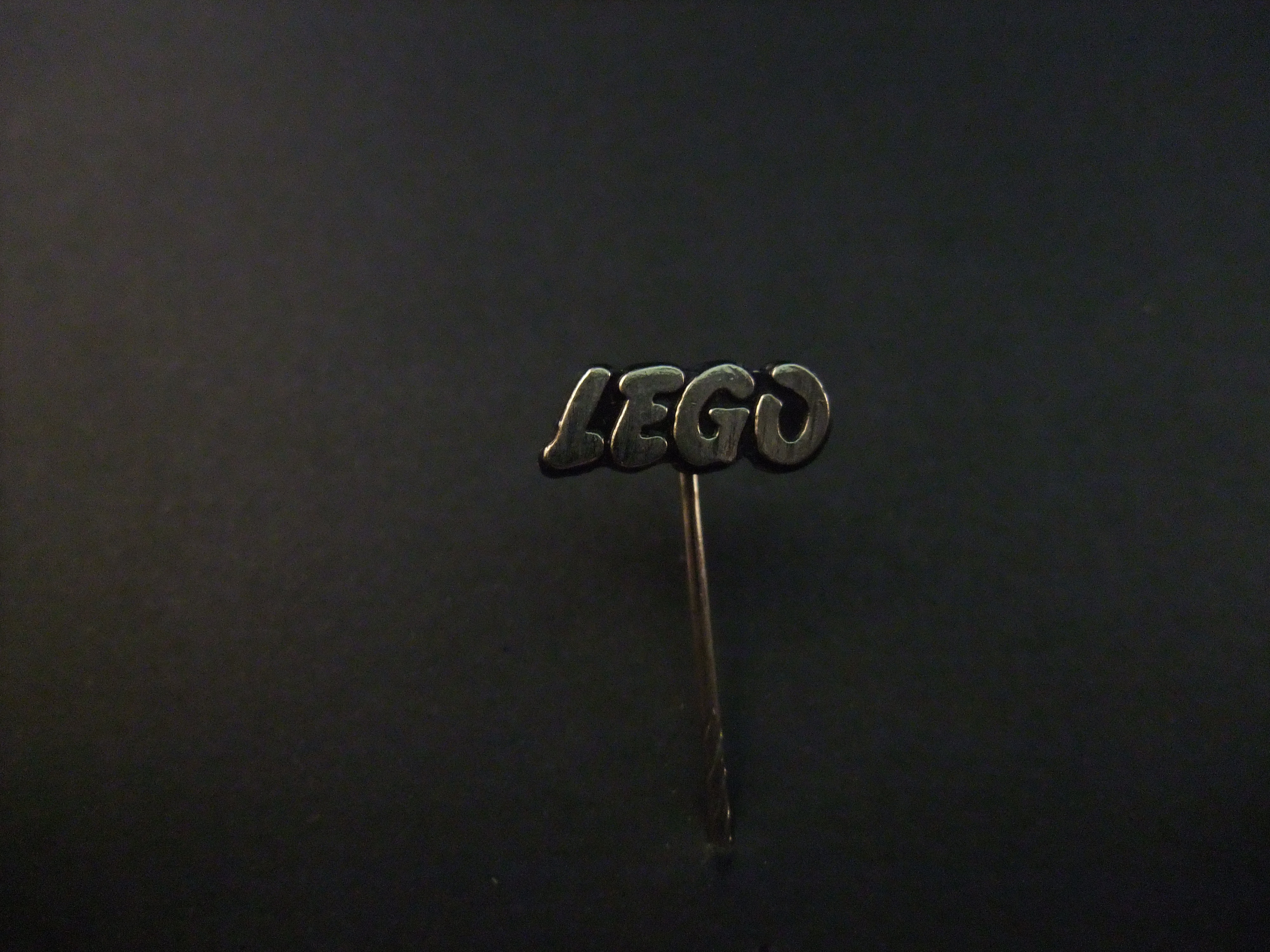 LEGO ( speelgoedbouwsteentjes) logo zilverlkleurig